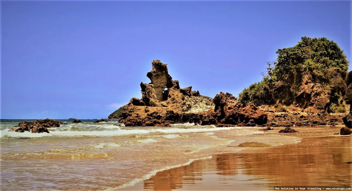 wisata Pantai Parang Kursi nan eksotis