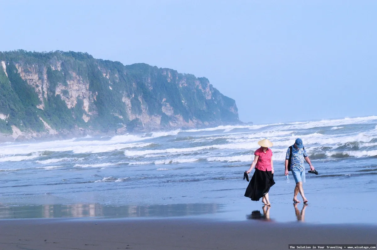 wisata Pantai Parang Kursi nan eksotis