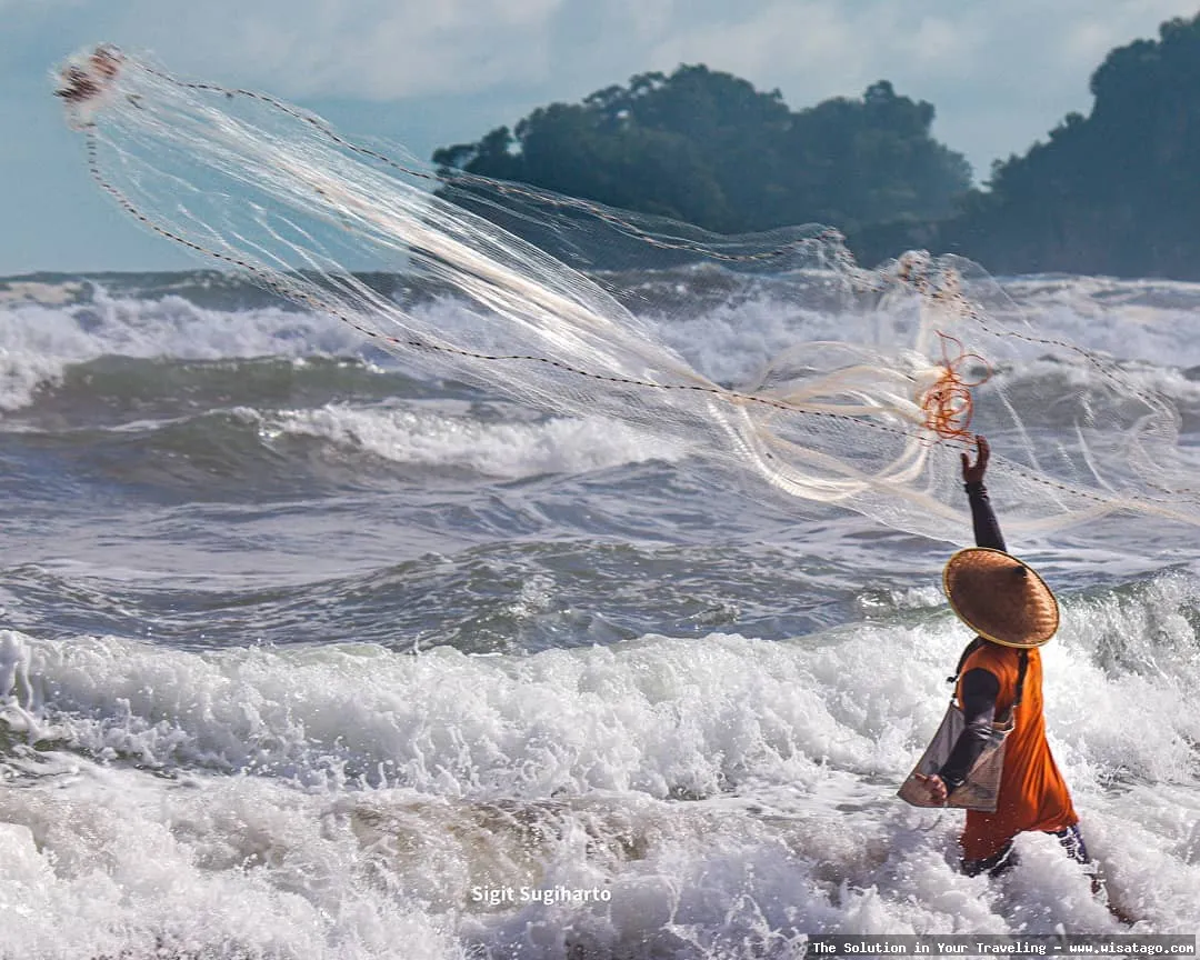 Wisata Pantai Pelang yang memukau alami