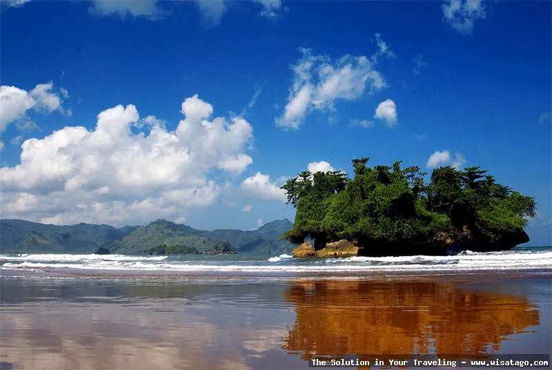 Wisata Pantai Pelang yang mempesona