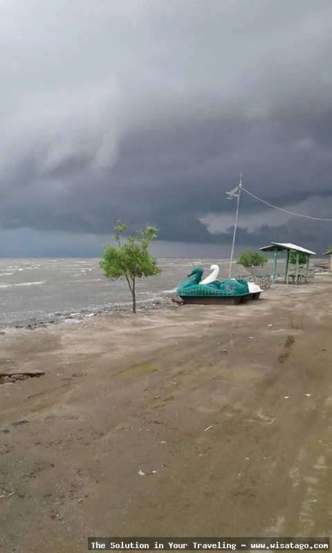 wisata Pantai Pelangi yang memukau