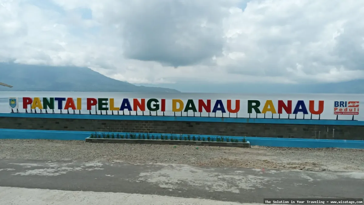 wisata Pantai Pelangi yang memukau