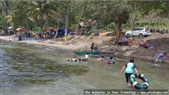 Wisata Pantai Pelangi dengan pasir berwarna