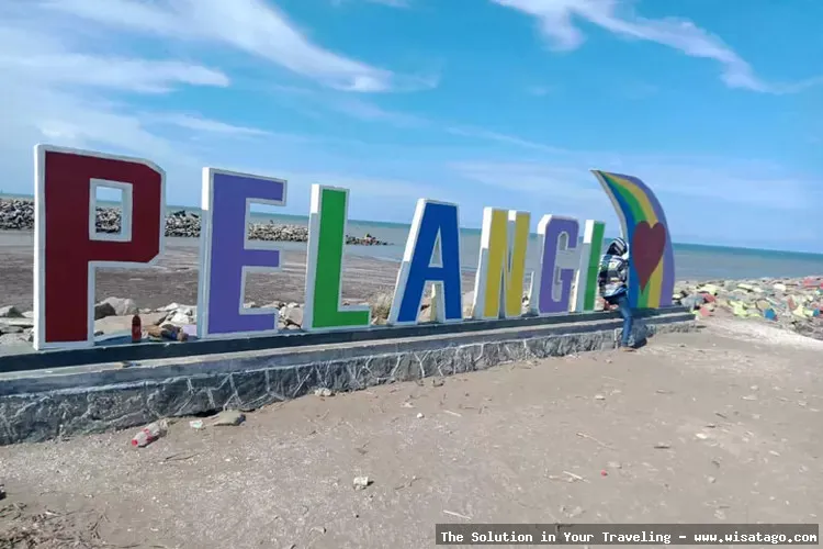 wisata Pantai Pelangi yang memukau