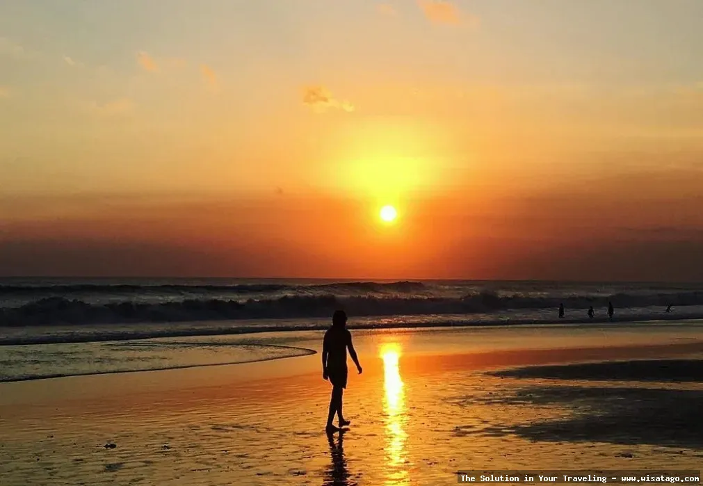 Wisata Pantai Petitenget saat senja indah