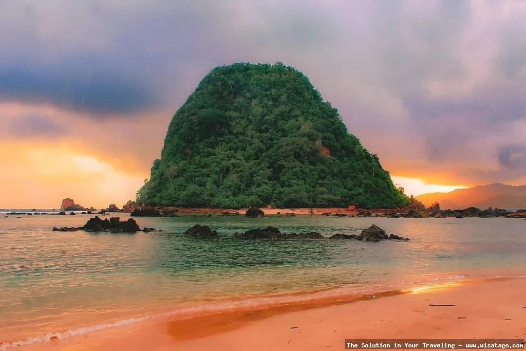 Wisata Pantai Pulau Merah Banyuwangi indah