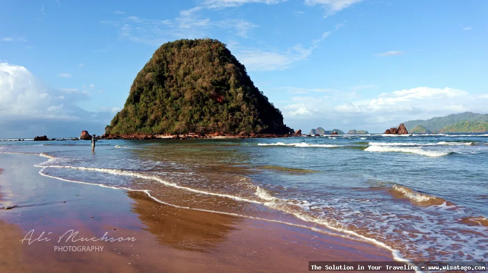 Wisata Pantai Pulau Merah Banyuwangi indah.