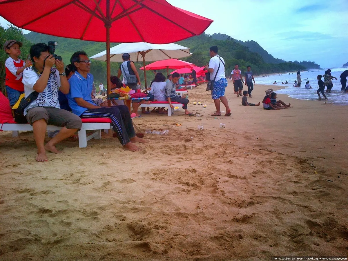 Wisata Pantai Pulau Merah Banyuwangi eksotis.