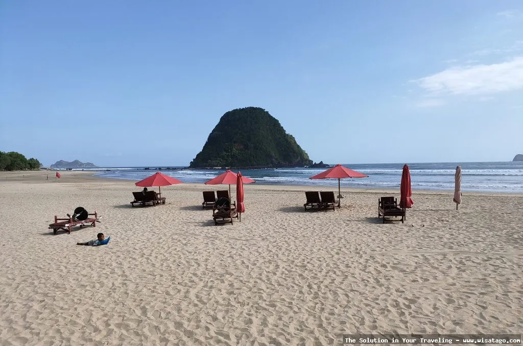 wisata Pantai Pulau Merah Di Banyuwangi indah