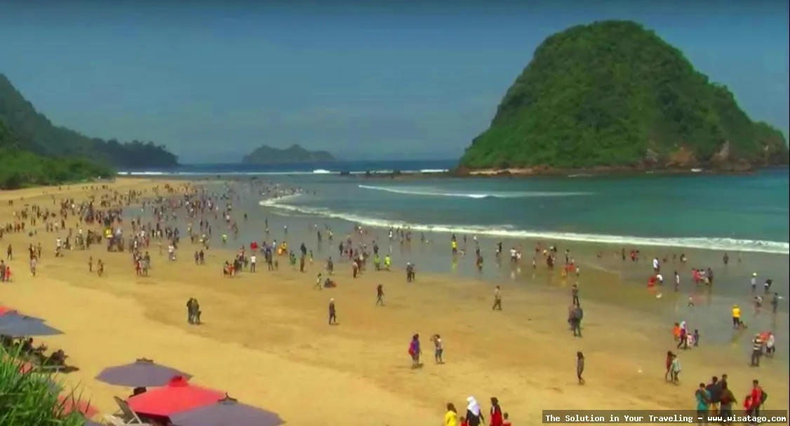 Wisata Pantai Pulau Merah di Banyuwangi
