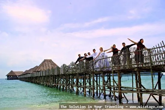 Wisata Pantai Pulau Moro nan indah