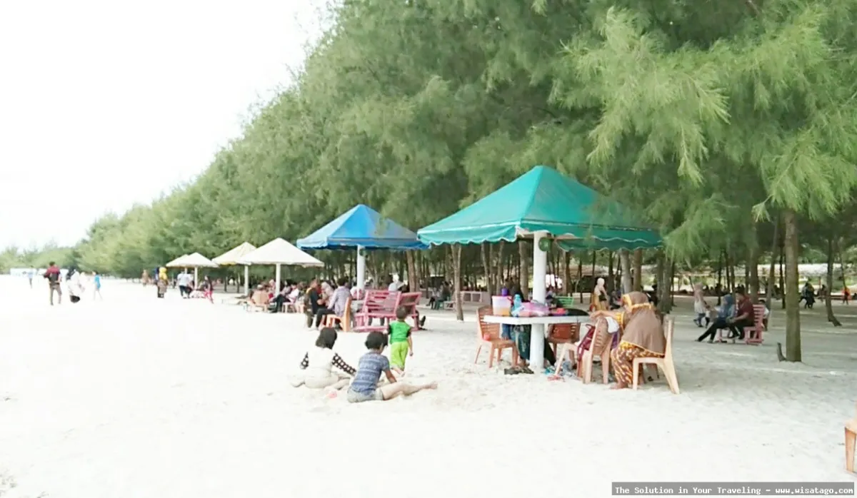 wisata Pantai Romantis saat senja indah