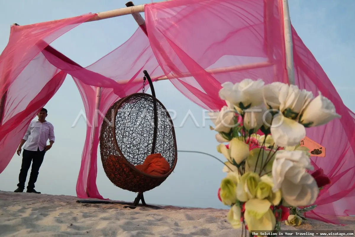 wisata Pantai Romantis saat senja indah