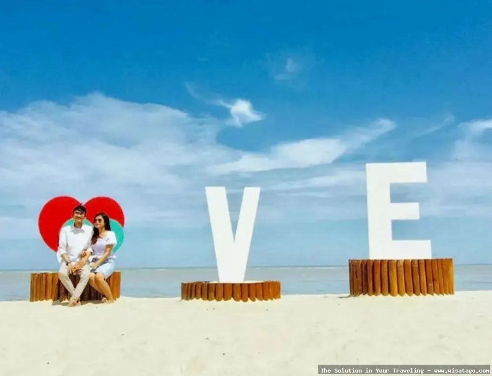wisata Pantai Romantis saat senja indah
