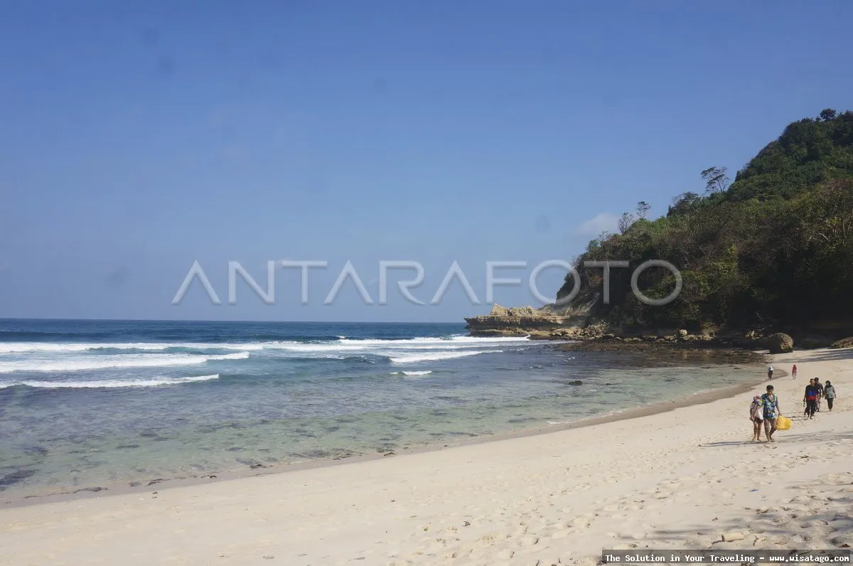 Wisata Pantai Sanggar yang mempesona.