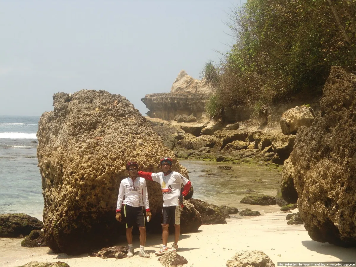 Wisata Pantai Sanggar yang mempesona.