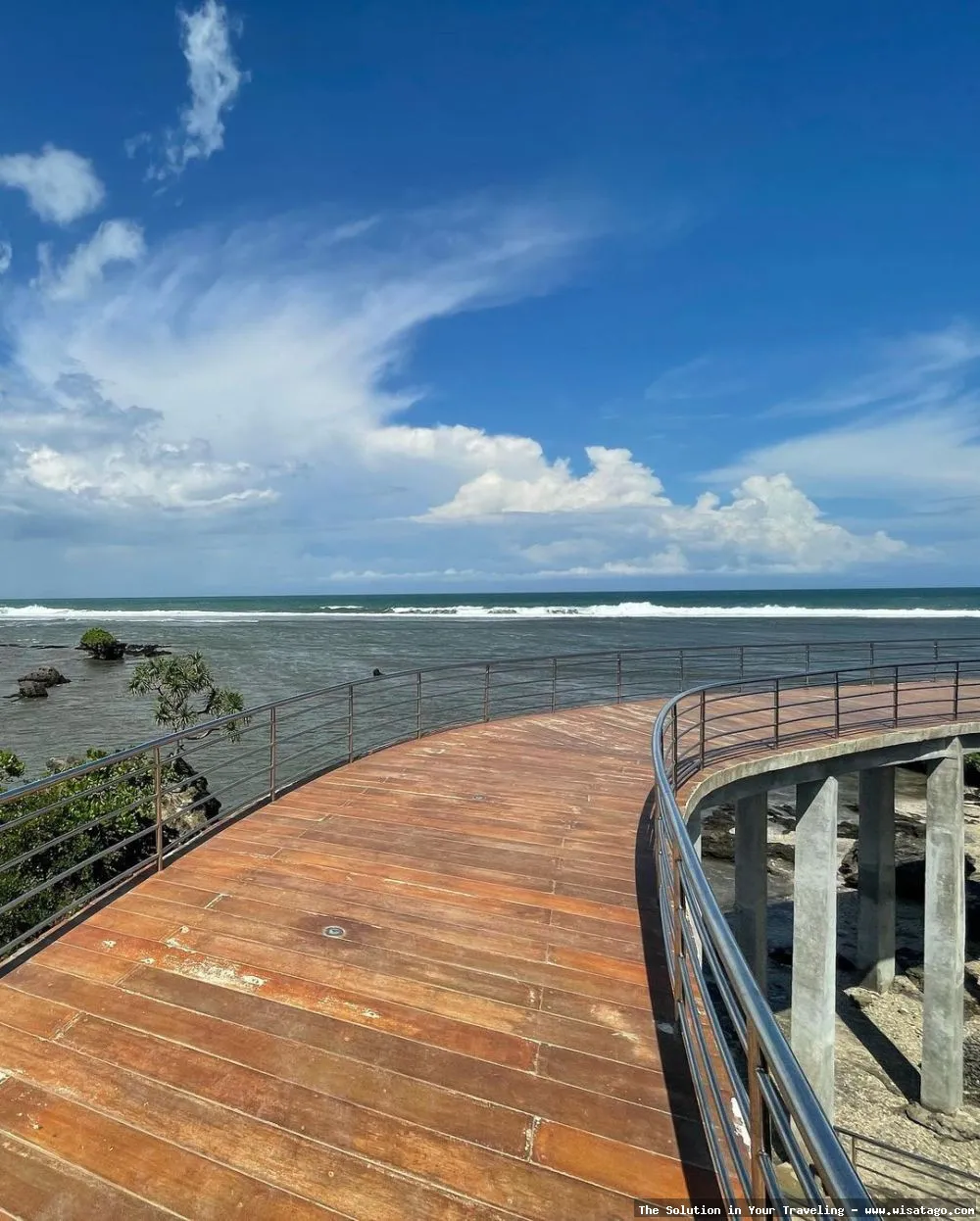 Wisata Pantai Sayang Heulang yang indah