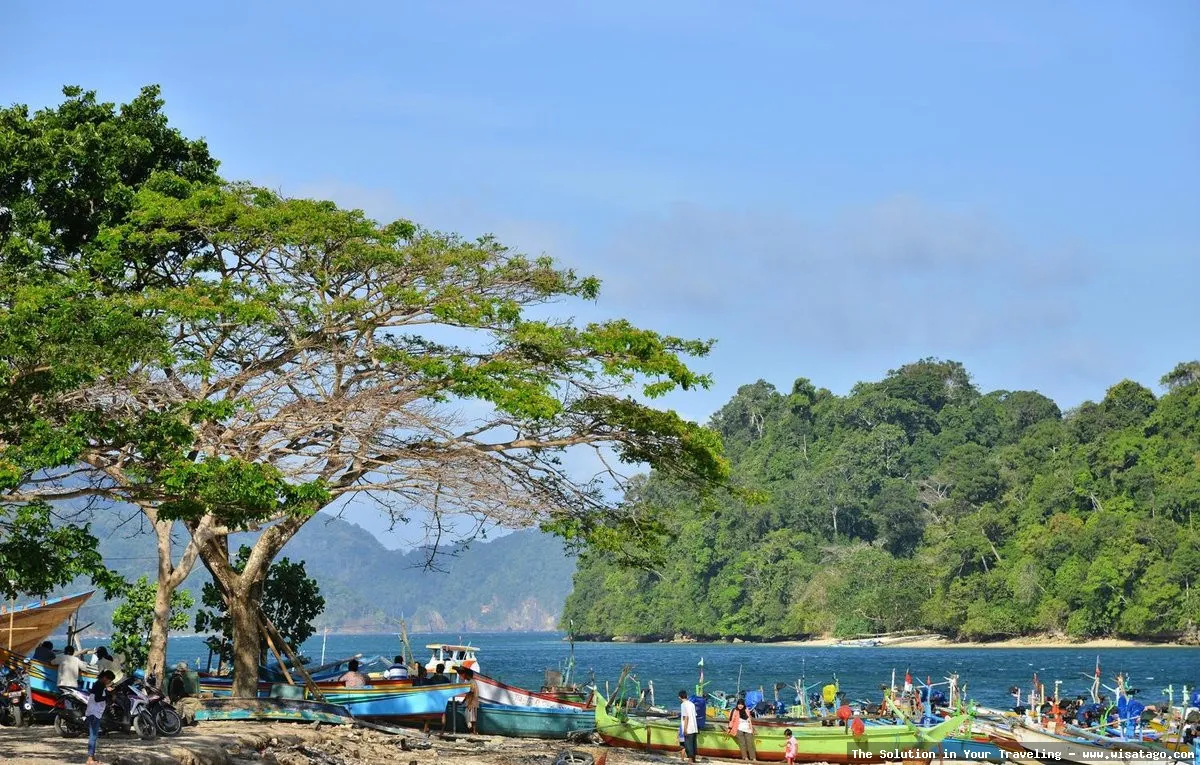 wisata Pantai Sendang Biru indah memukau