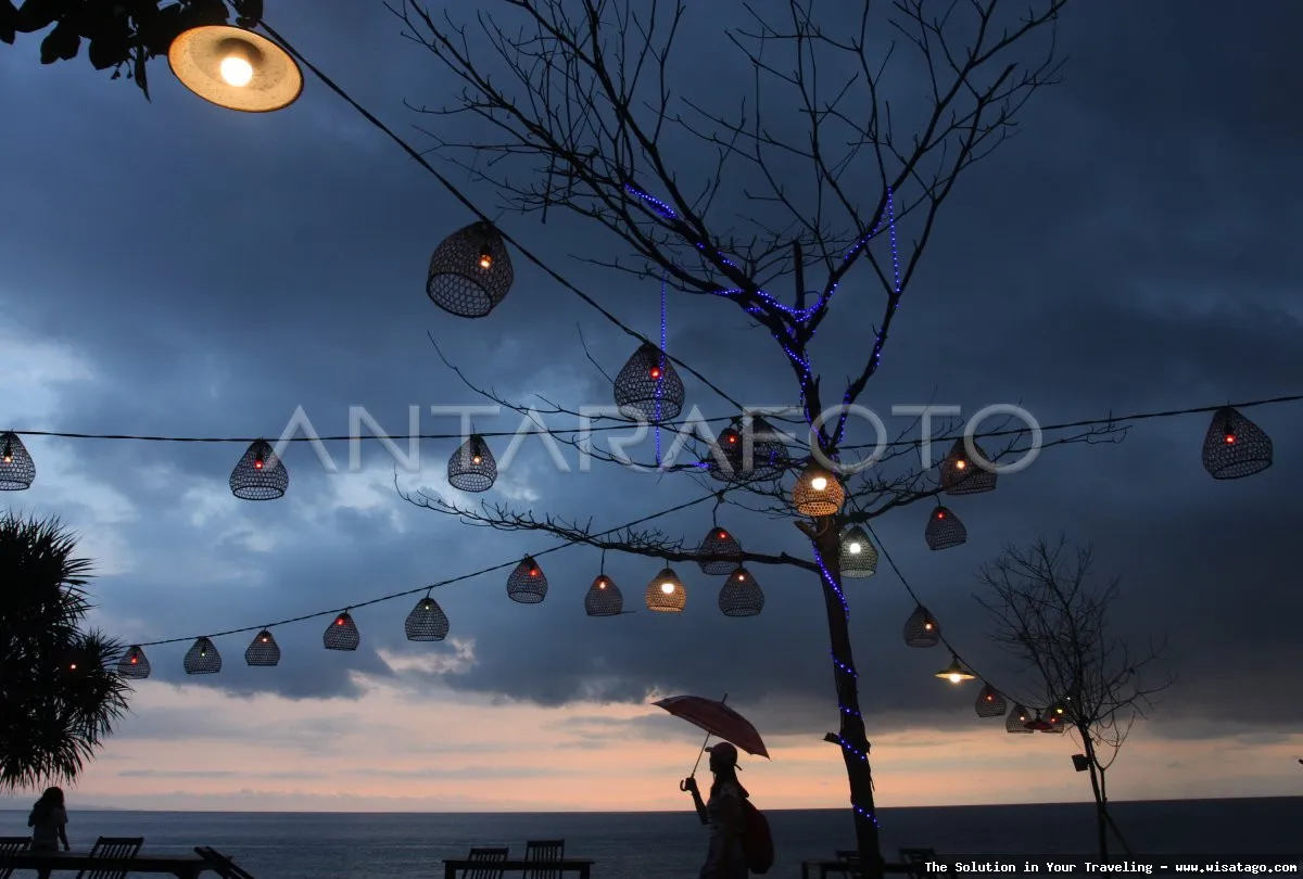 Wisata Pantai Senggigi yang mempesona.