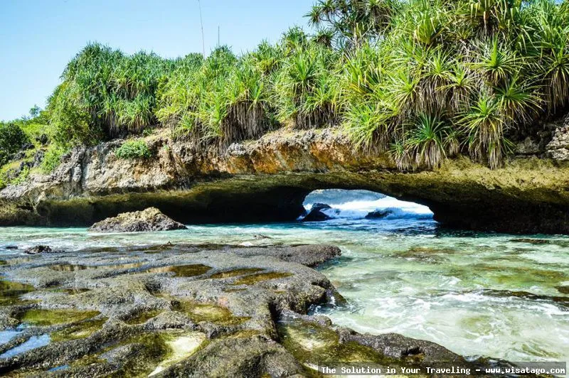 wisata Pantai Srau Pacitan yang indah