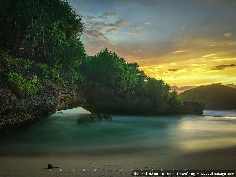 wisata Pantai Srau Pacitan yang indah