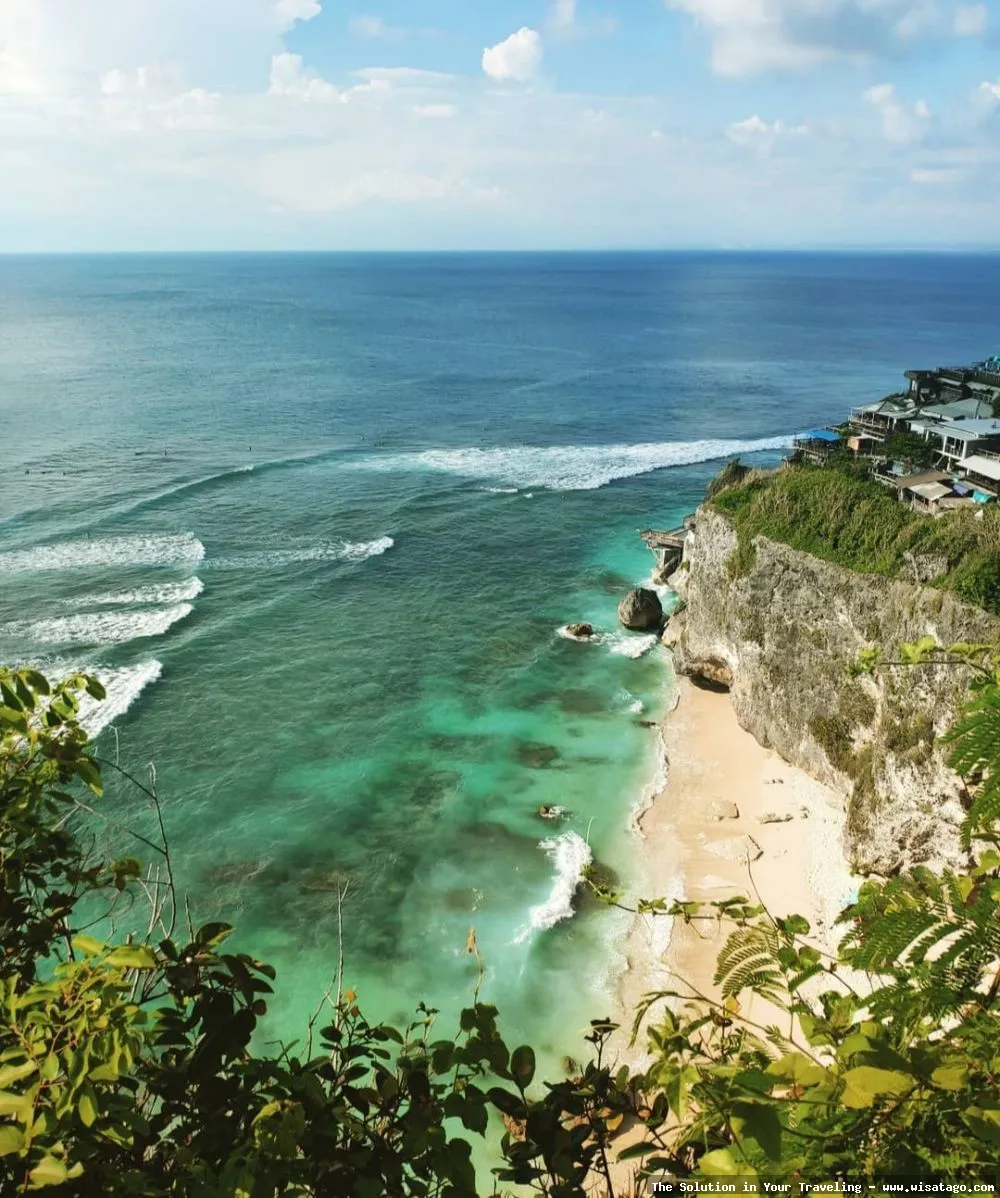 wisata Pantai Suluban yang menawan