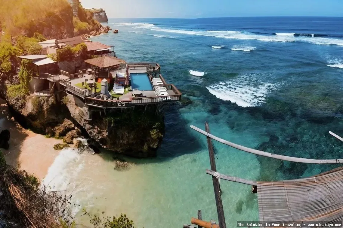 Wisata Pantai Suluban yang eksotis.