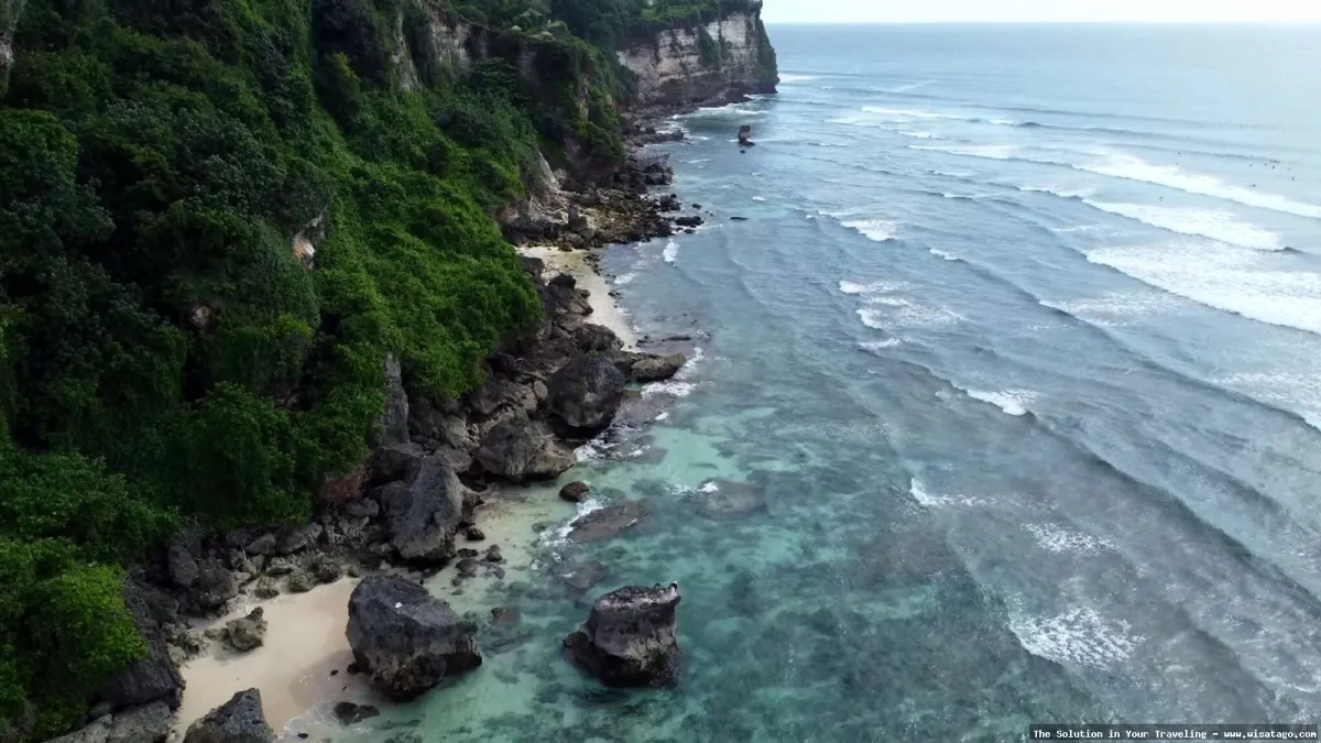 Wisata Pantai Suluban yang menawan.
