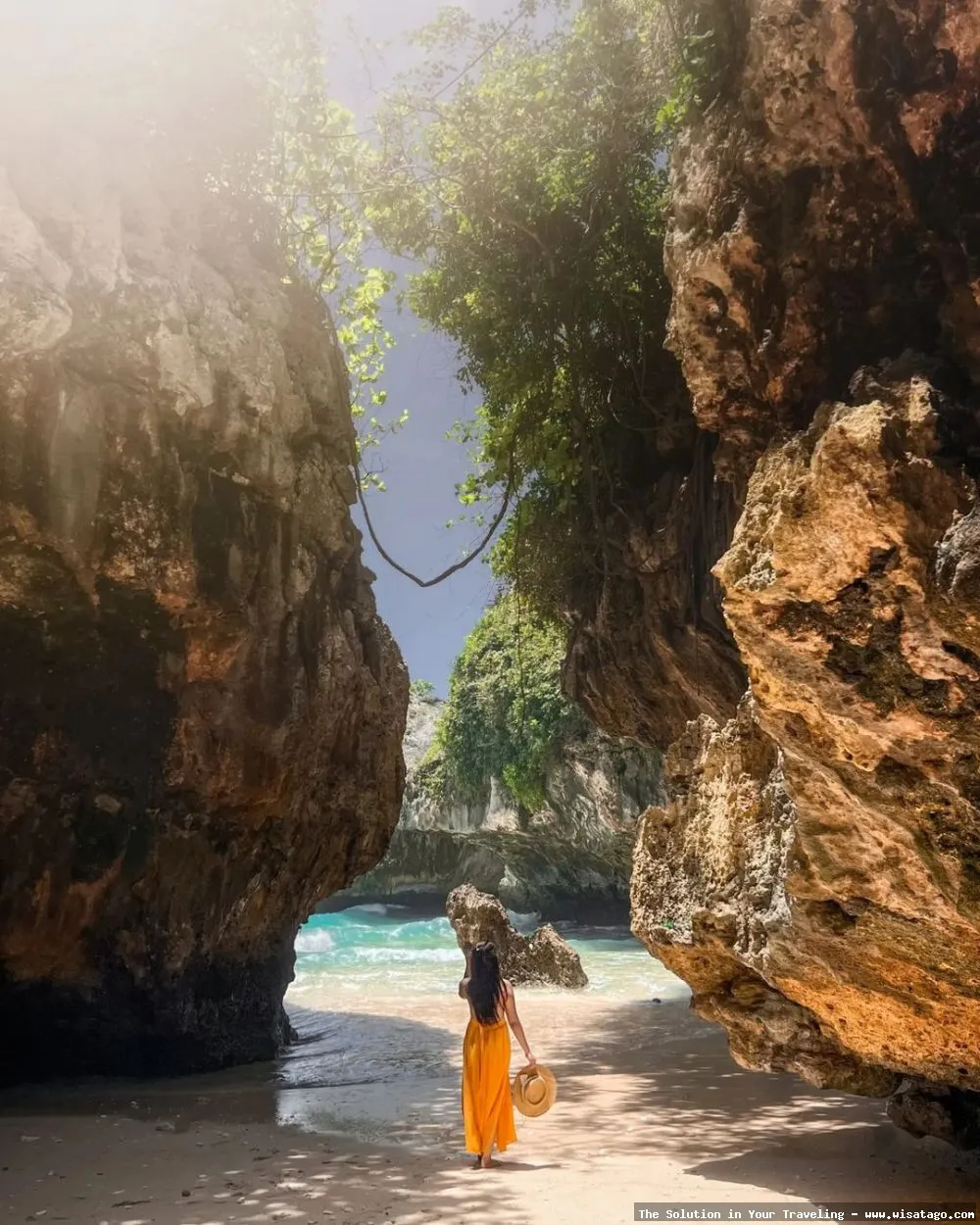 Wisata Pantai Suluban yang menawan.