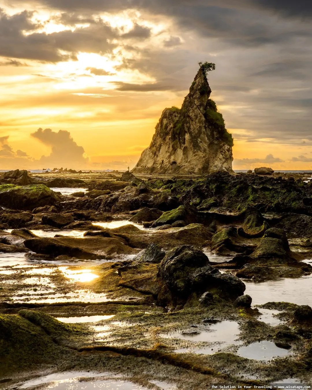 Wisata Pantai Tanjung Layar yang memukau
