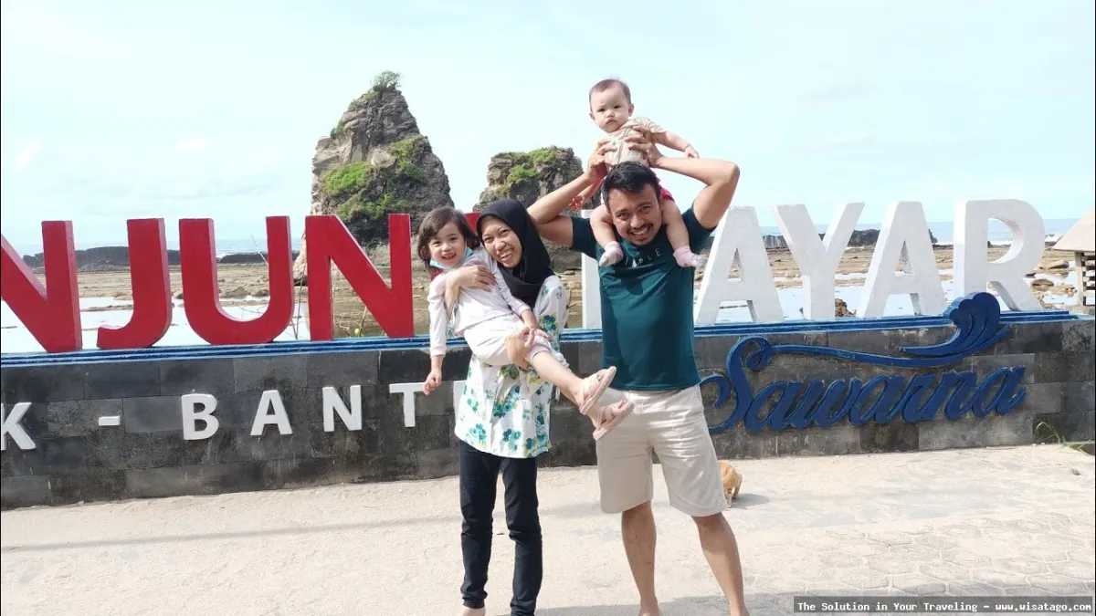 wisata Pantai Tanjung Layar yang indah