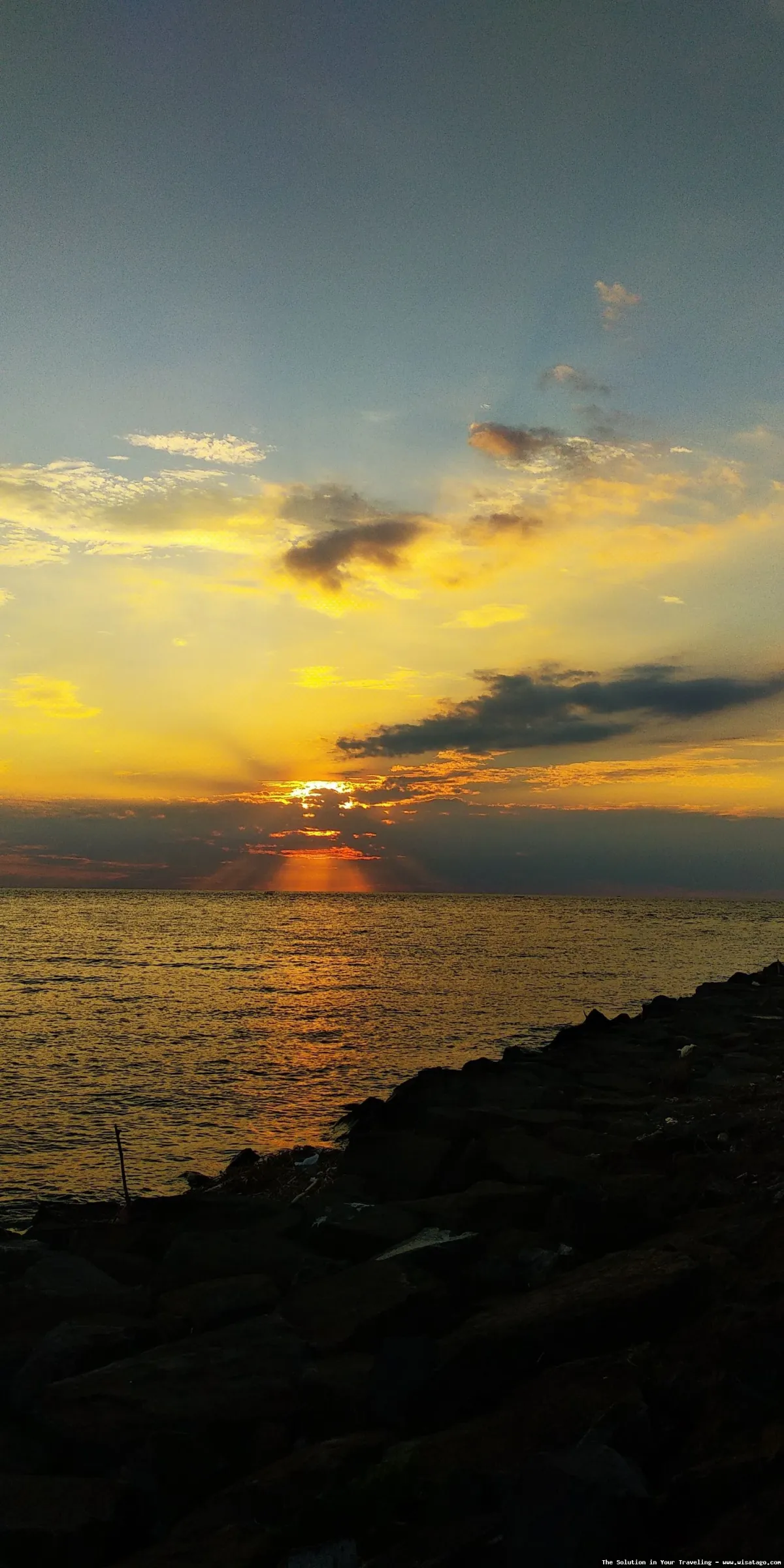 wisata Pantai Tanjung Layar nan indah
