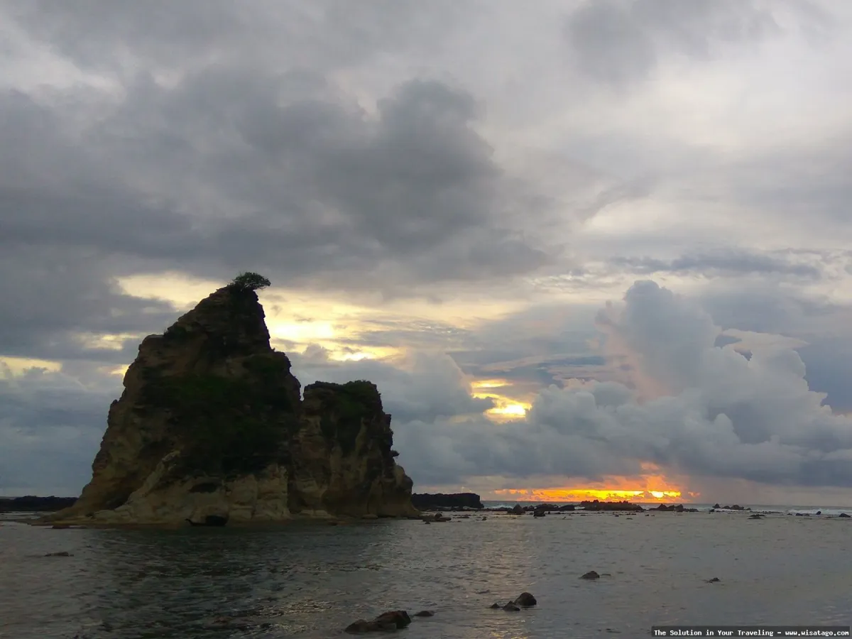 wisata Pantai Tanjung Layar yang indah