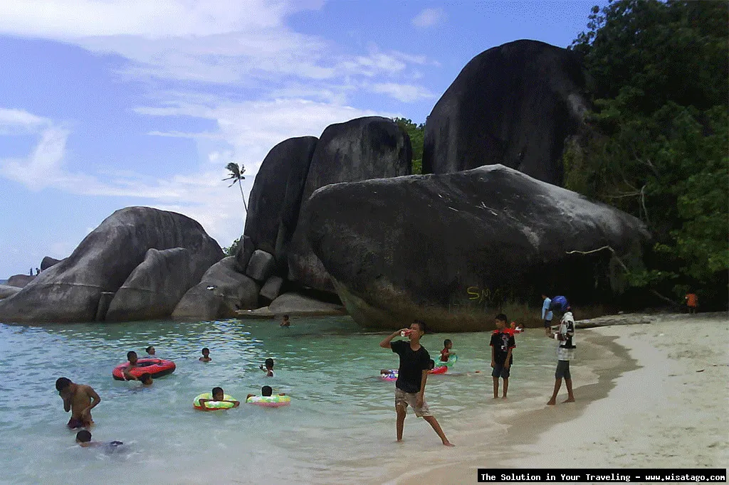 Wisata Pantai Tanjung Tinggi memukau