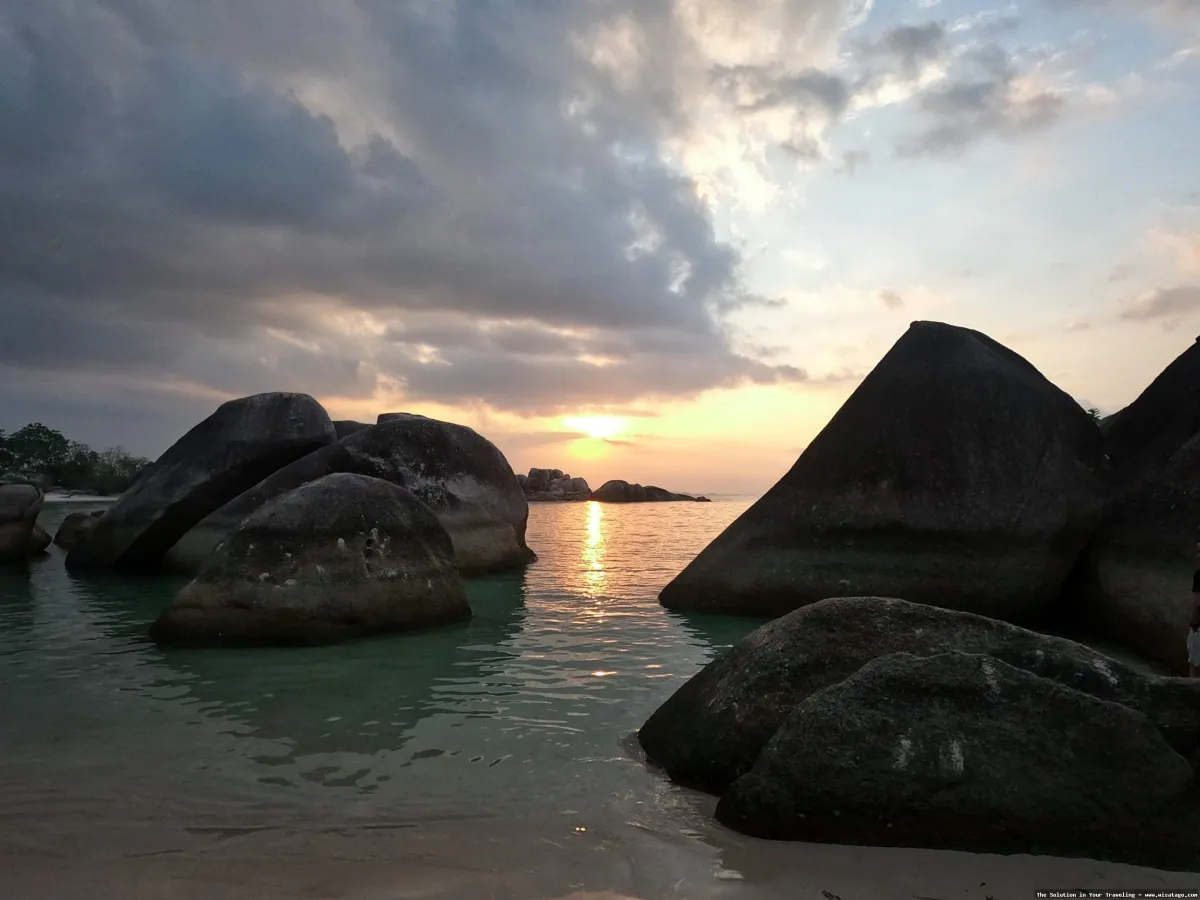 Wisata Pantai Tanjung Tinggi yang indah