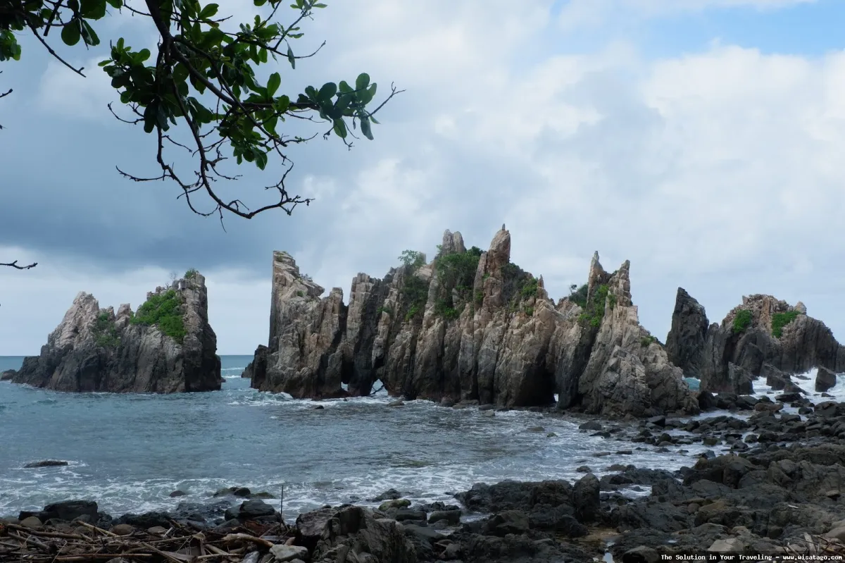 Wisata Pantai Teluk Deras yang menawan