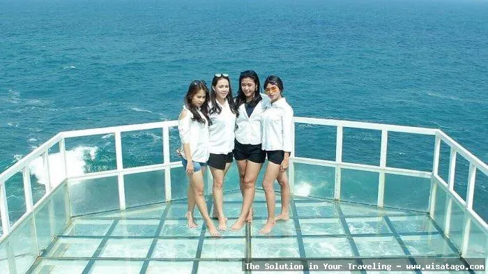 wisata Pantai Teras Kaca yang indah