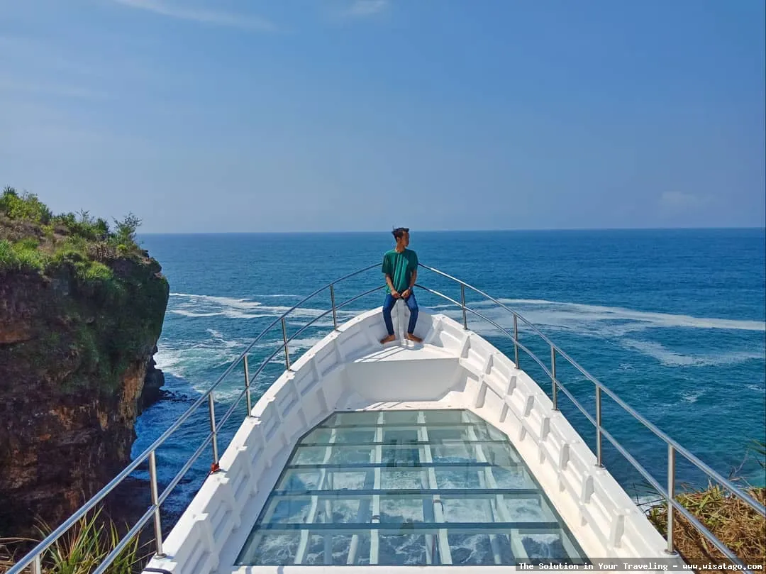 Wisata Pantai Teras Kaca menawan.
