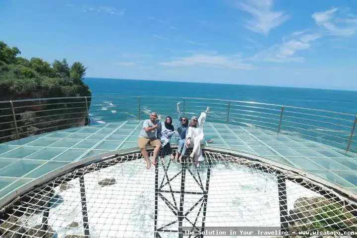 wisata Pantai Teras Kaca yang indah