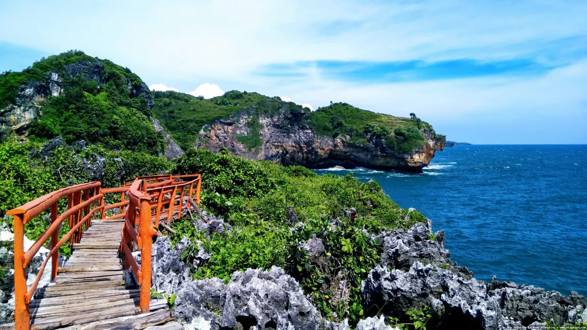 wisata Pantai Teras Kaca yang indah