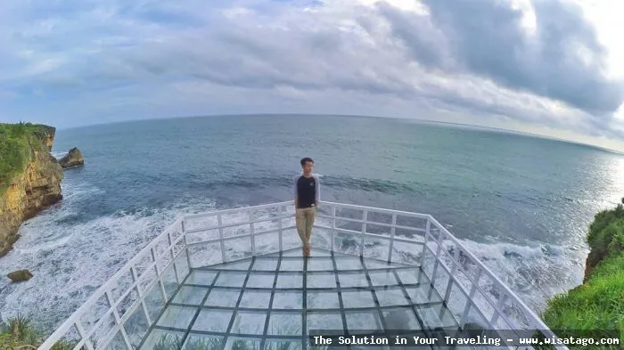 wisata Pantai Teras Kaca yang indah