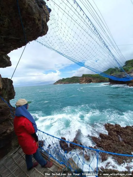 wisata Pantai Timang yang menantang