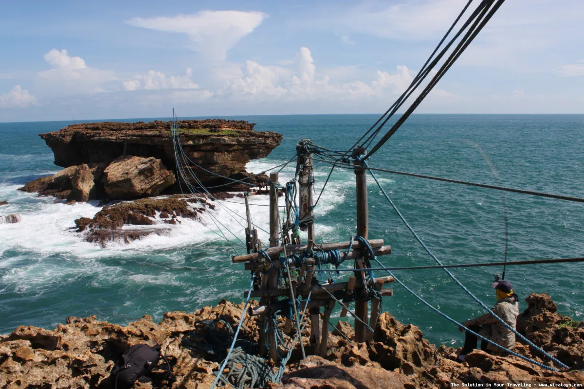 wisata Pantai Timang yang menantang
