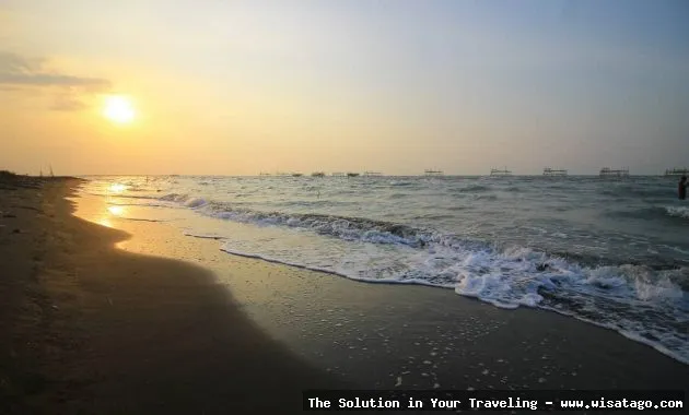 wisata Pantai Tirang yang menawan