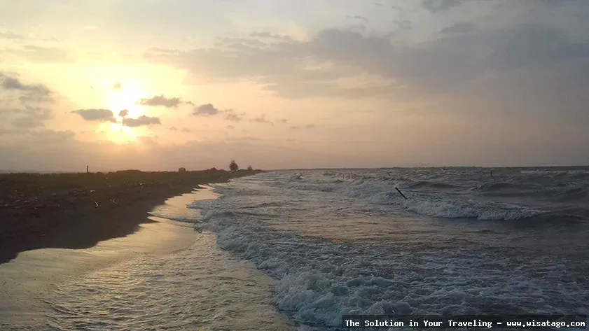 wisata Pantai Tirang yang memukau