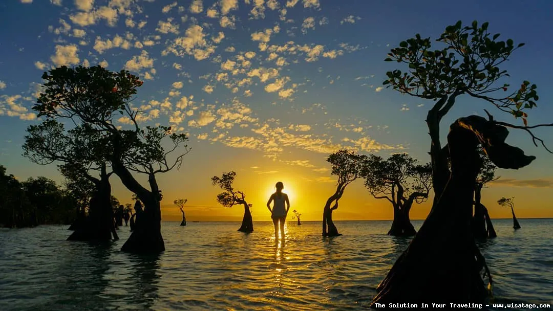 wisata Pantai Walakiri saat matahari terbenam