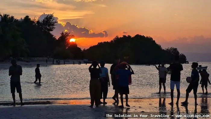 wisata Pantai Walakiri saat matahari terbenam