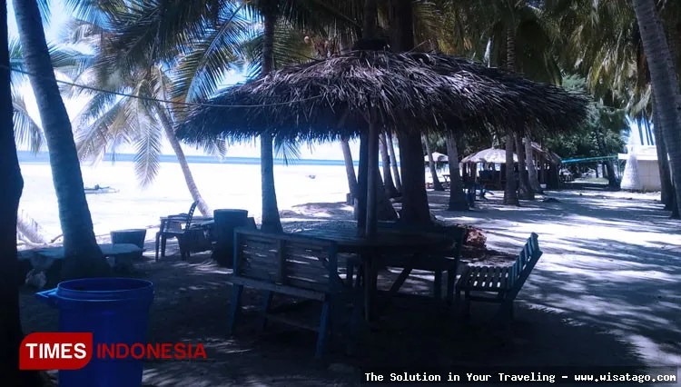 wisata Pantai Walakiri saat matahari terbenam