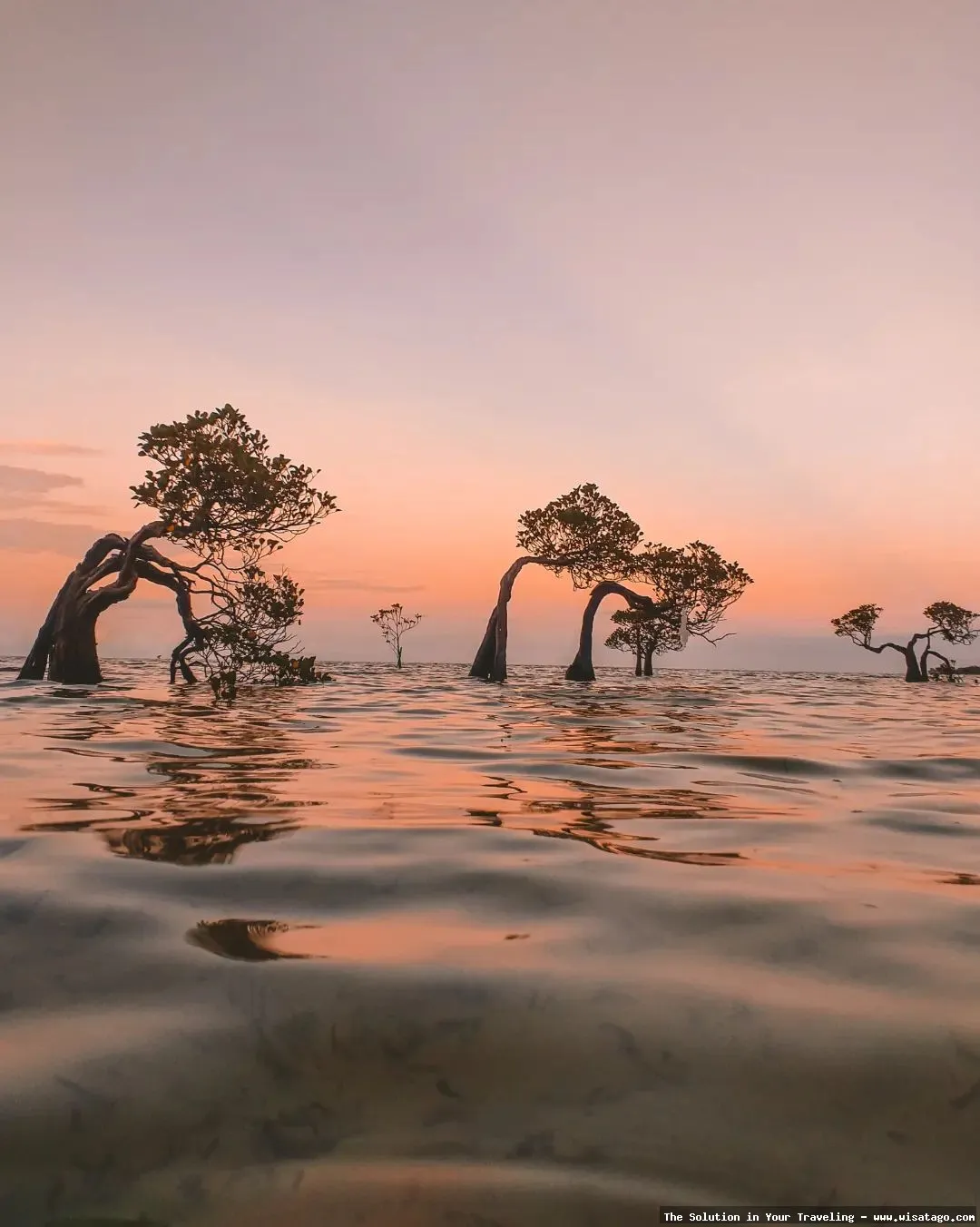 wisata Pantai Walakiri saat matahari terbenam
