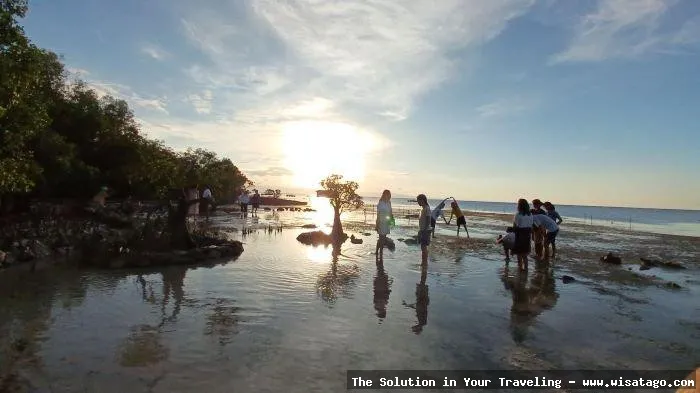 wisata Pantai Walakiri saat sunset indah